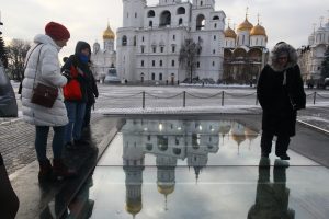 27 января 2017 года. посетители Московского Кремля заглядывают в "археологические окна"