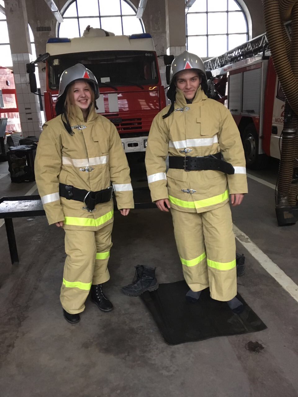 9 февраля 2017 года. Ученики 10 «А» класса Александра Шкандина и Валерий Балашов примеряют рабочую экипировку пожарных