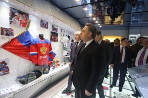 Фото: 12 февраля 2017 года, вице-премьер правительства России Виталий Мутко осматривает экспозицию музея