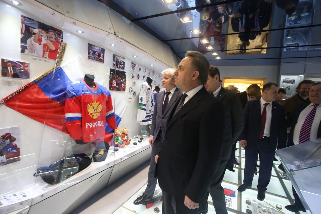 Фото: 12 февраля 2017 года, вмце-премьер правительства России Виталий Мутко осматривает экспозицию музея