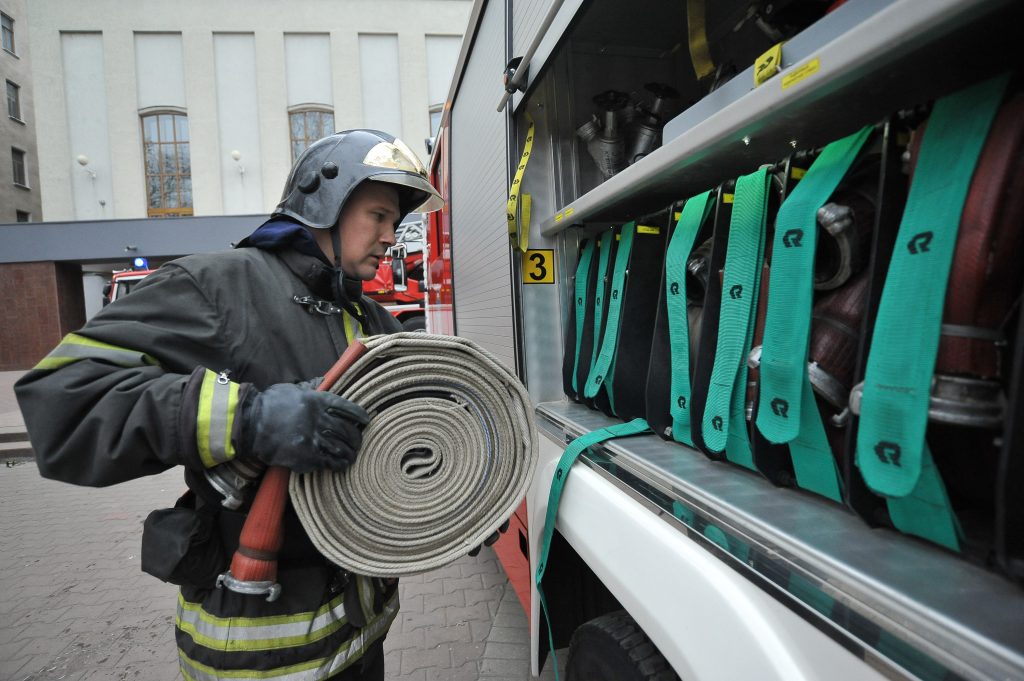 Бригада МЧС потушила 70-метровый пожар на северо-западе Москвы