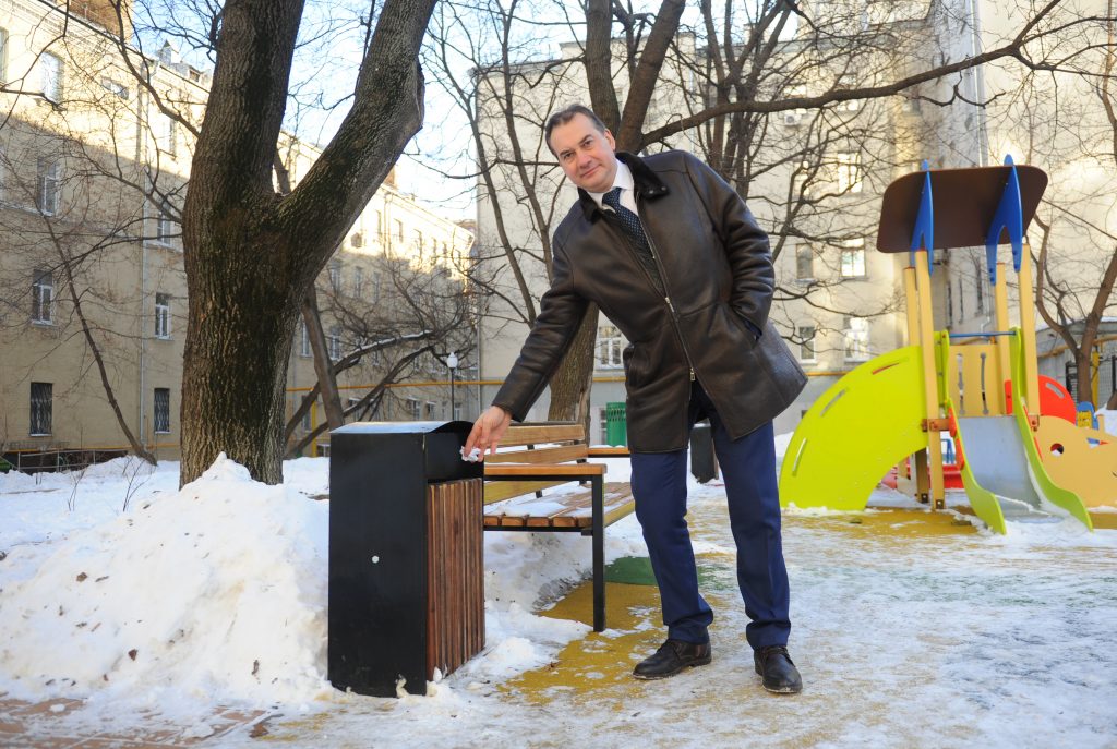2 февраля 2017 года. Муниципальный депутат Александр Лазарев демонстрирует, что урн во дворе дома достаточно