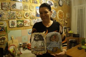 25 декабря 2016 года, Елена Романова со своими картинами. Когда бы вы знали, из какого сора она собирает свои замечательные работы, вы были бы покорены ее художественным вкусом 