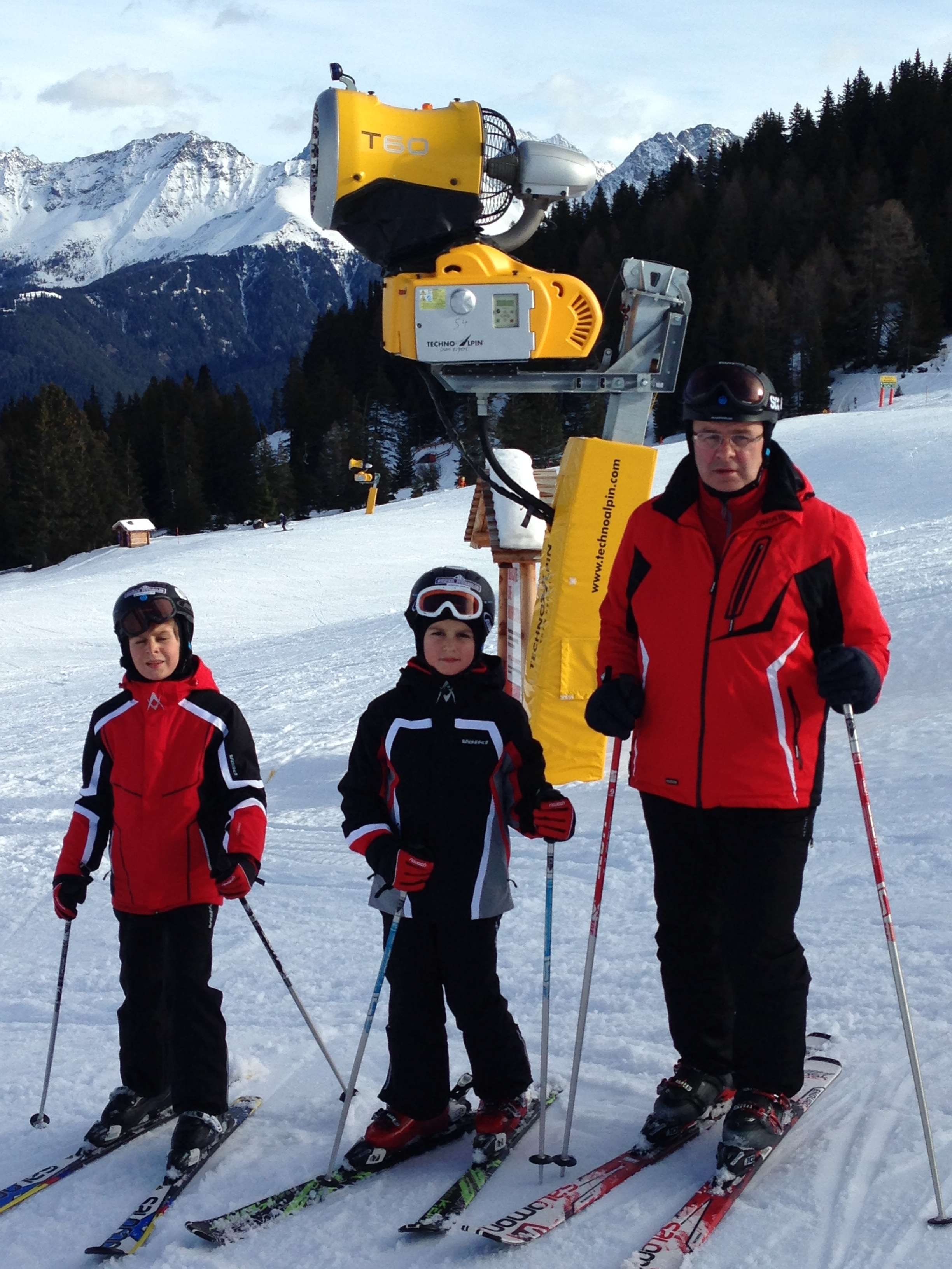 Январь 2017 года. Глава управы Хамовники Сергей Носков (в центре) очень гордится своими сыновьями — Колей и Мишей (слева направо) и все свободное время проводит вместе с ними. Зимой они любят кататься на горных лыжах