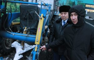 26 января 2017 года. Гости из Казахстана Жаслан Багисов и Бахтияр Топаев (справа налево) осматривают технику 