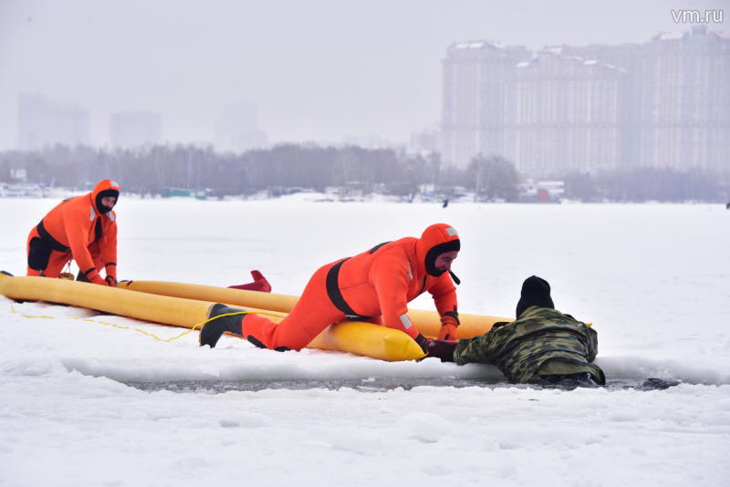 Спасатели опровергли информацию о падении человека под лед