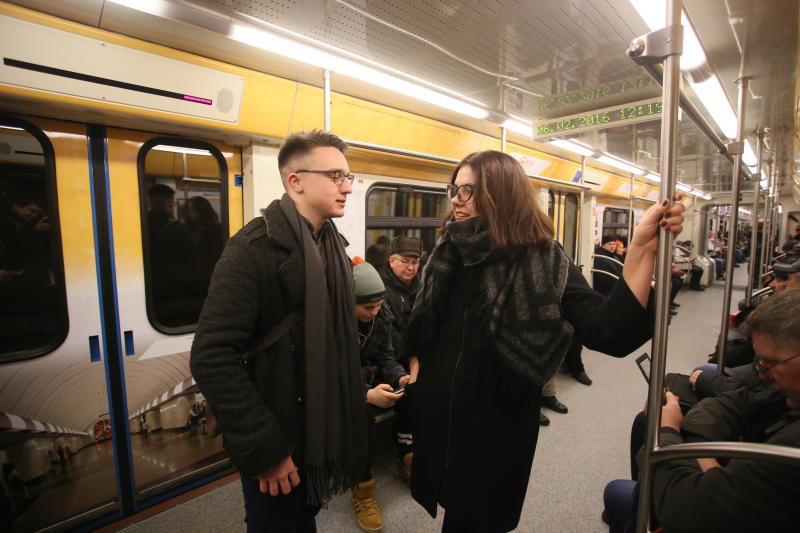 Пассажиров метро призвали снимать рюкзаки