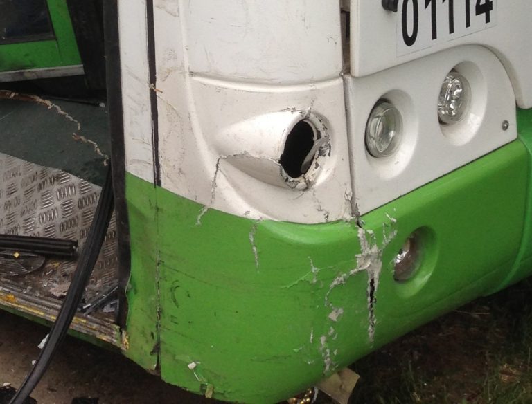 Автобус врезался в столб на севере Москвы