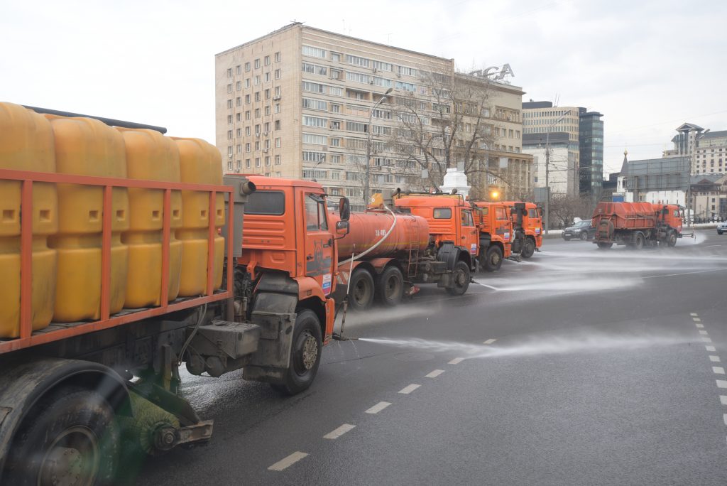 Восемь тысяч единиц техники вышли на промывку улиц Москвы