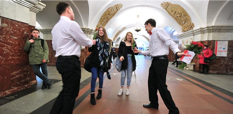 Робот «Теодор» поздравит пассажиров метро