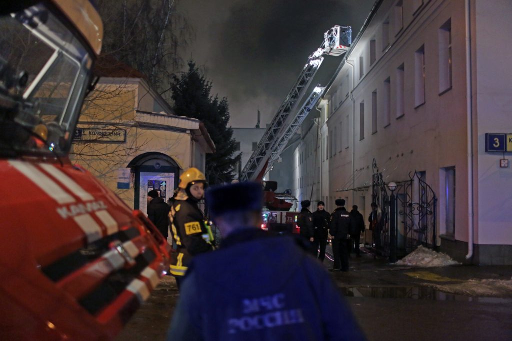 Четырех человек спасли из пожара в центре Москвы