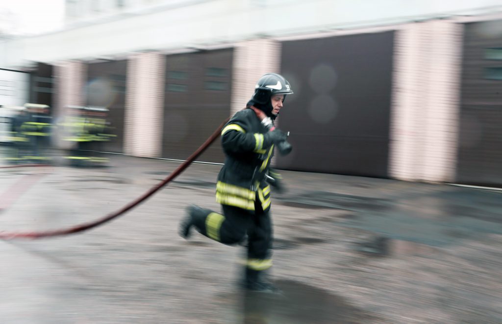 МЧС потушило пожар в двухэтажном складе на северо-востоке Москвы