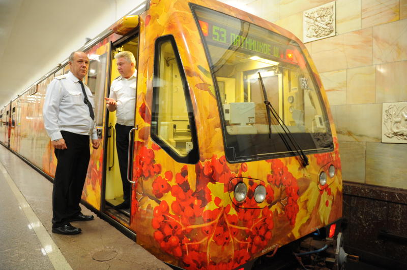 Поезд «Акварель» с новой экспозицией запустили на «синей» ветке метро