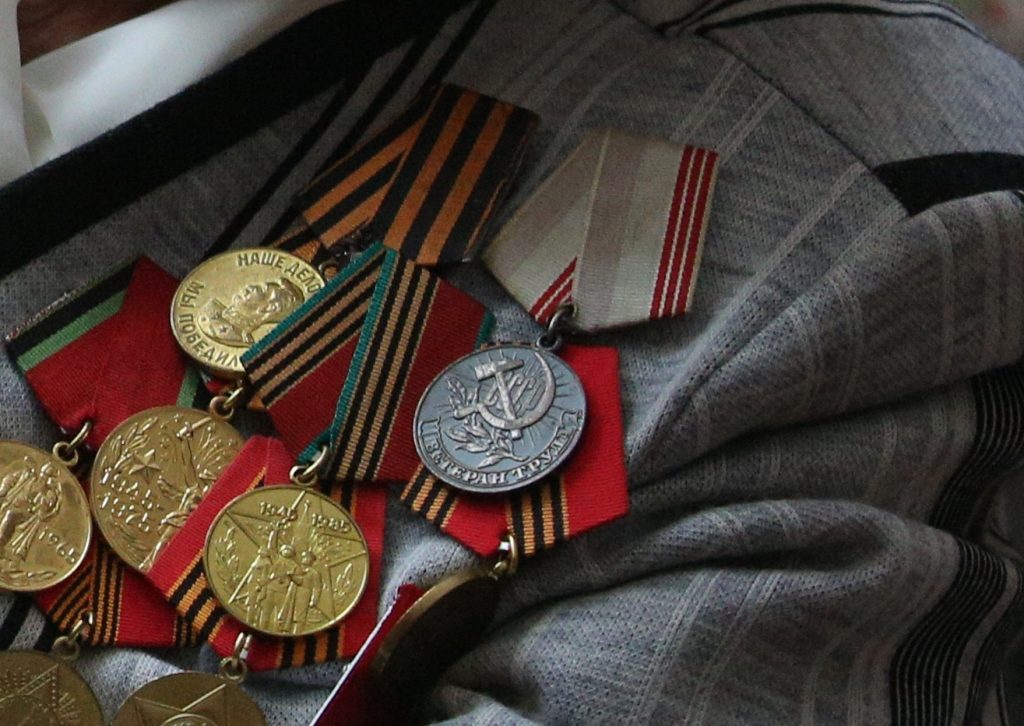 Мужчину задержали в центре Москвы за попытку продать медали своей бабушки