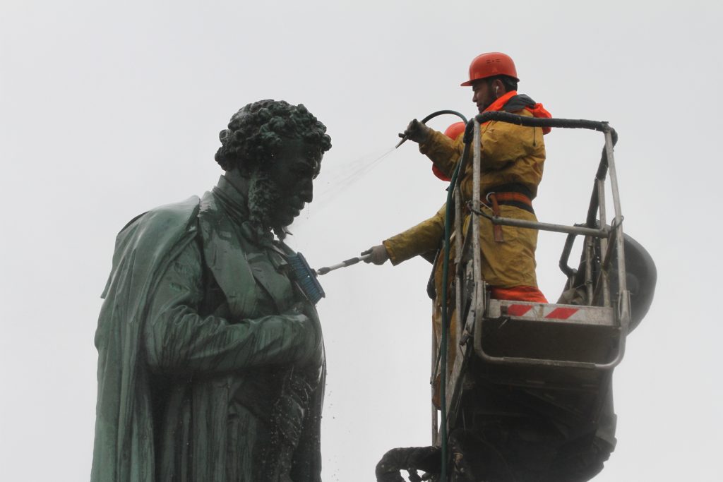 Лазурный блеск железных лацканов: памятник Пушкину помыли после зимы
