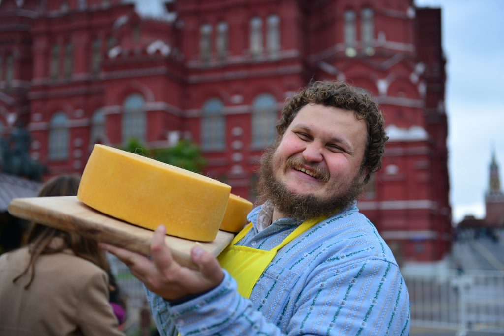 Гостям сырной мастерской расскажут об основах домашнего сыроделия, предложат принято участие в приготовлении продукта. Фото: "Вечерняя Москва"