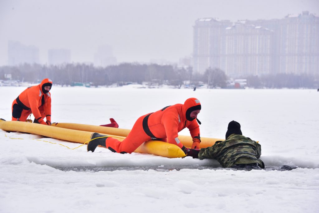 Двух подростков спасли из-подо льда Москвы-реки через несколько часов после трех тонувших мужчин