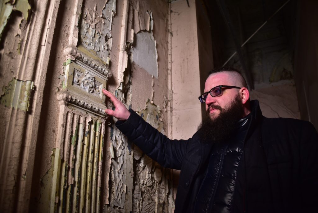 17 февраля 2017 года. Москвовед Филипп Смирнов демонстрирует старинную лепнину на первом этаже усадьбы