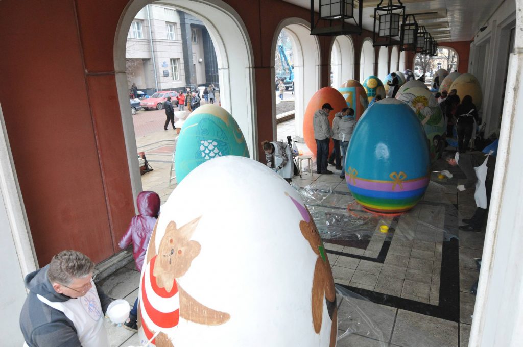 Двухметровые яйца распишут на пасхальном конкурсе в центре Москвы