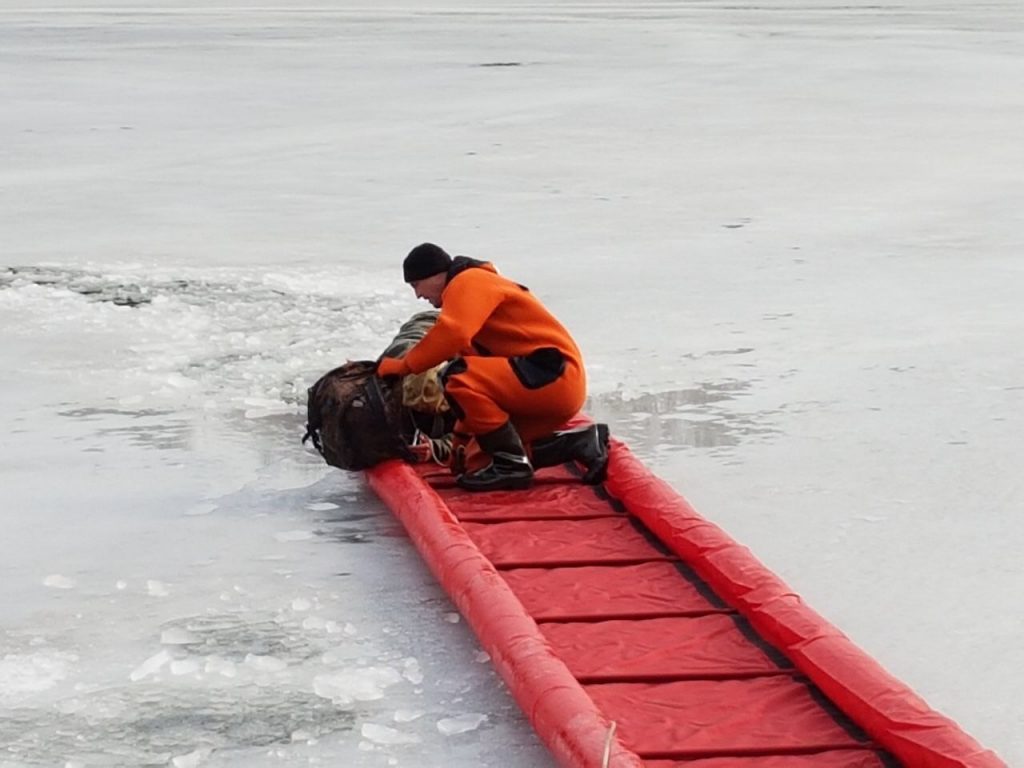 Спасатели вытащили из Москвы-реки трех людей, гулявших по весеннему льду