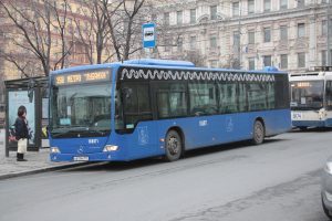 17 марта 2017 года. Маршрутный автобус № 158 на Лубянской площади. Его маршрут: 3-й Павелец- кий проезд — метро «Лубянка»