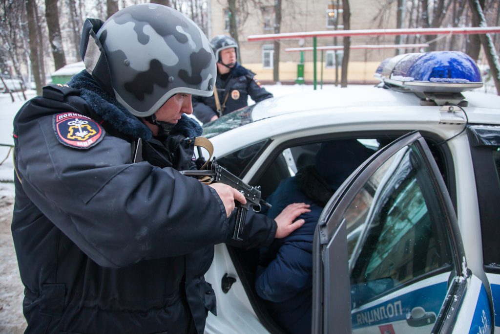 Спецназ задержал подозреваемых в ограблении заправки на северо-западе Москвы