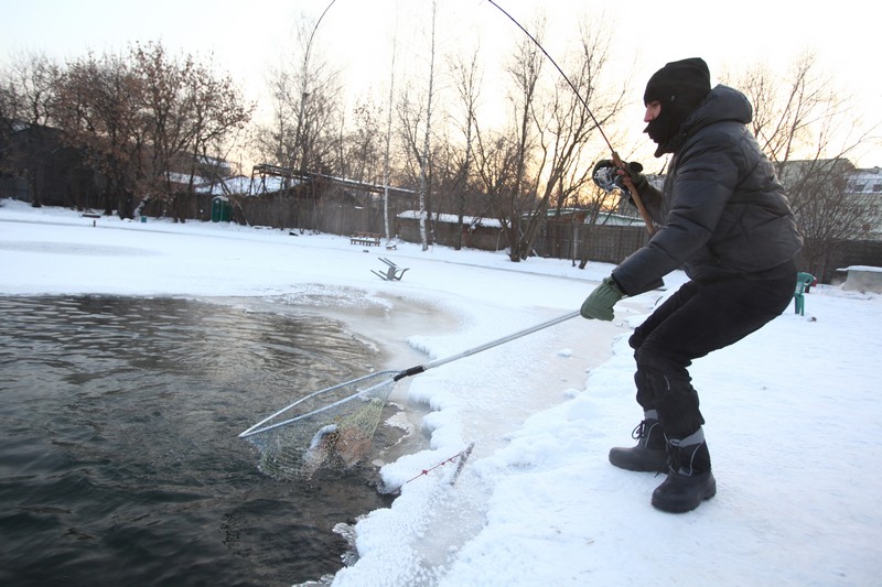 В Живописной бухте на западе Москвы спасли провалившегося рыбака
