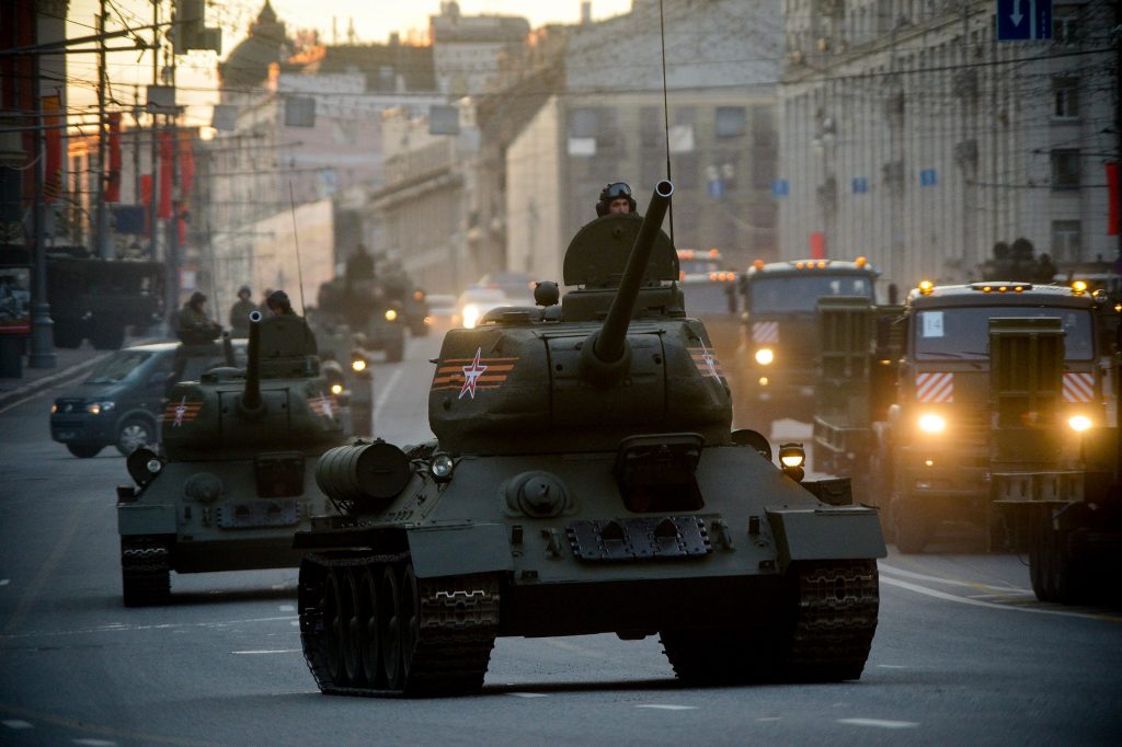 Движение в центре Москвы ограничат на репетицию Парада Победы