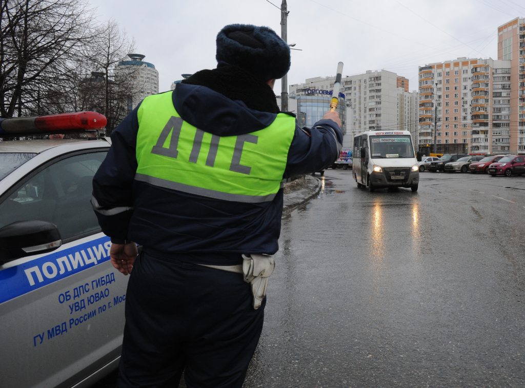 Mercedes протаранил забор салона Hyundai в Москве, работает полиция