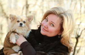 11 марта 2017 года. Директор ГБОУ школа № 480 Светлана Бондарева и ее собачка породы чихуа-хуа по имени Вуди