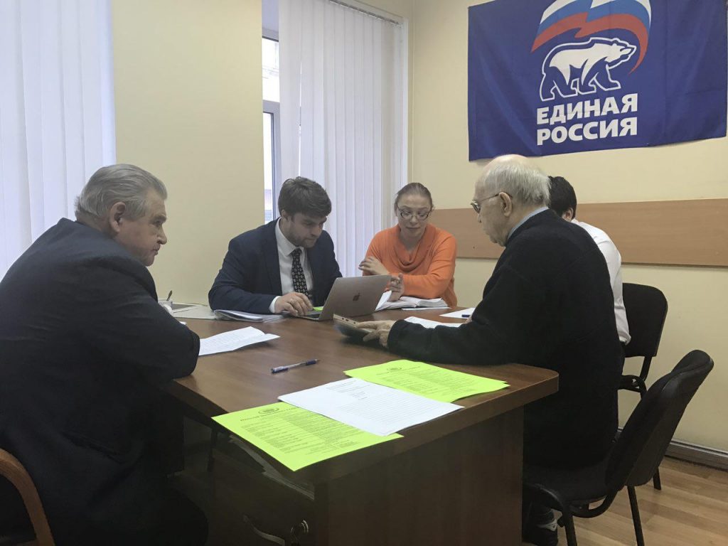 Депутат Николай Гончар проконсультировал горожан по вопросам недвижимости