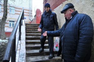 Муниципальный депутат района Хамовники Владимир Пахомов (справа) и местный житель Александр Мисников осматривают лестницу 