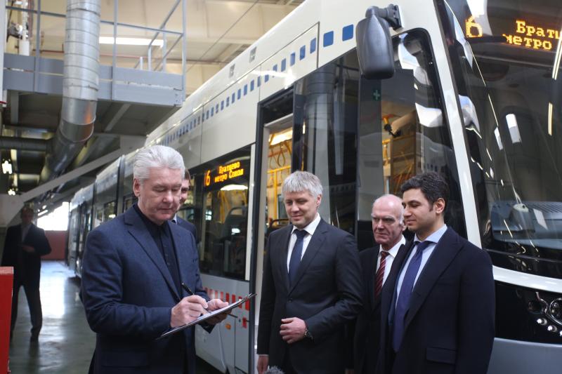 Собянин: На московские маршруты вышли трамваи нового поколения