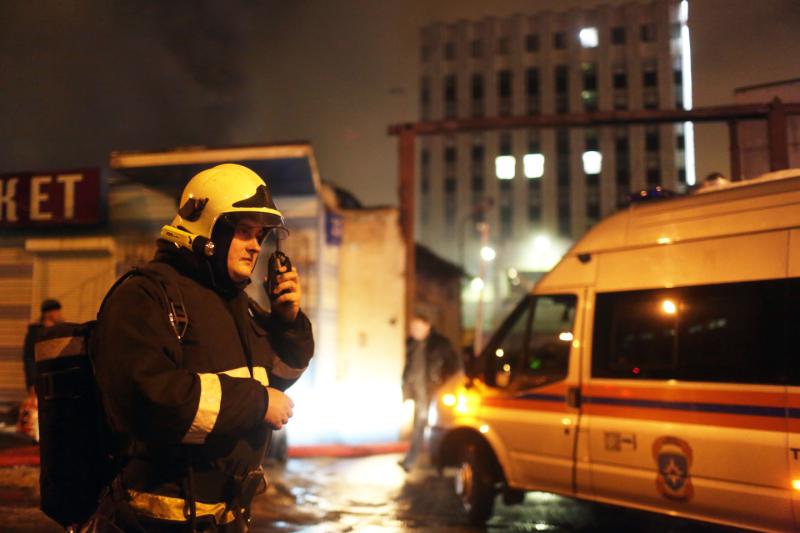 Сотрудники МЧС потушили пожар в автосервисе на западе Москвы