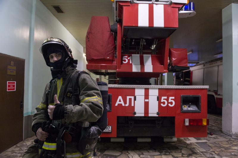 МЧС эвакуировали десять человек из пожара на севере Москвы