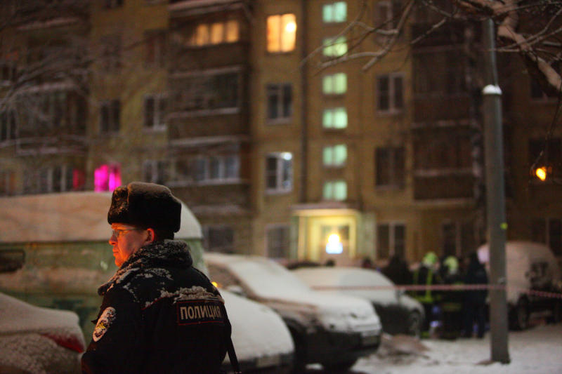 Полиция уточняет обстоятельства падения человека из окна элитного дома в Москве