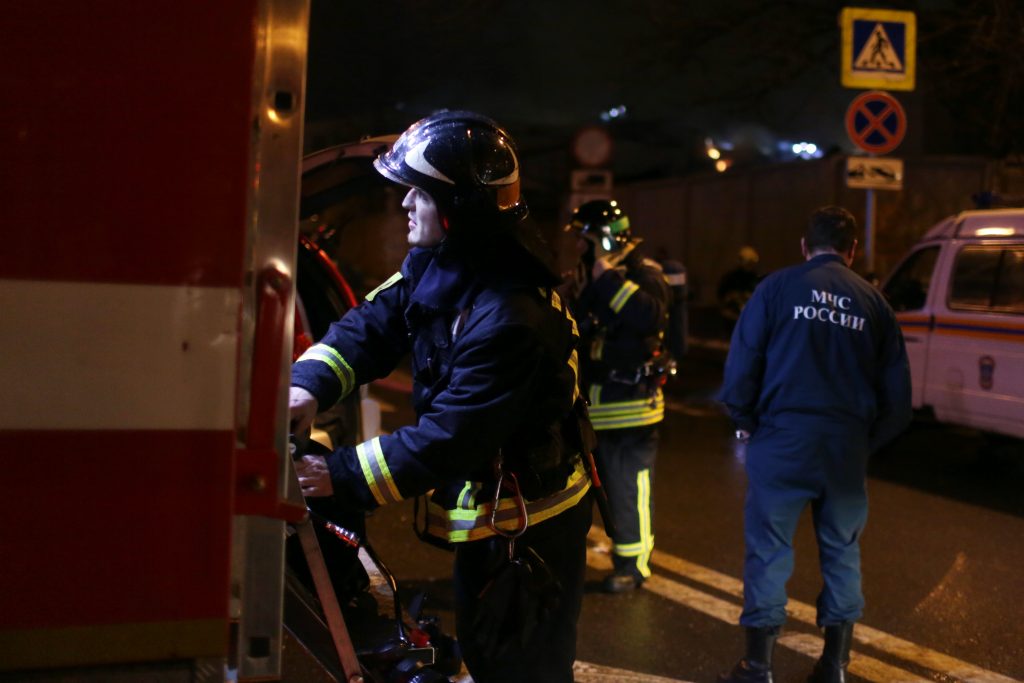 Четырех человек спасли из пожара на Игральной улице Москвы