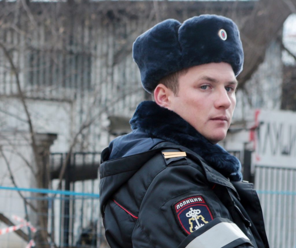 На место взрыва у школы в Ростове прибыли полицейские и «скорая»