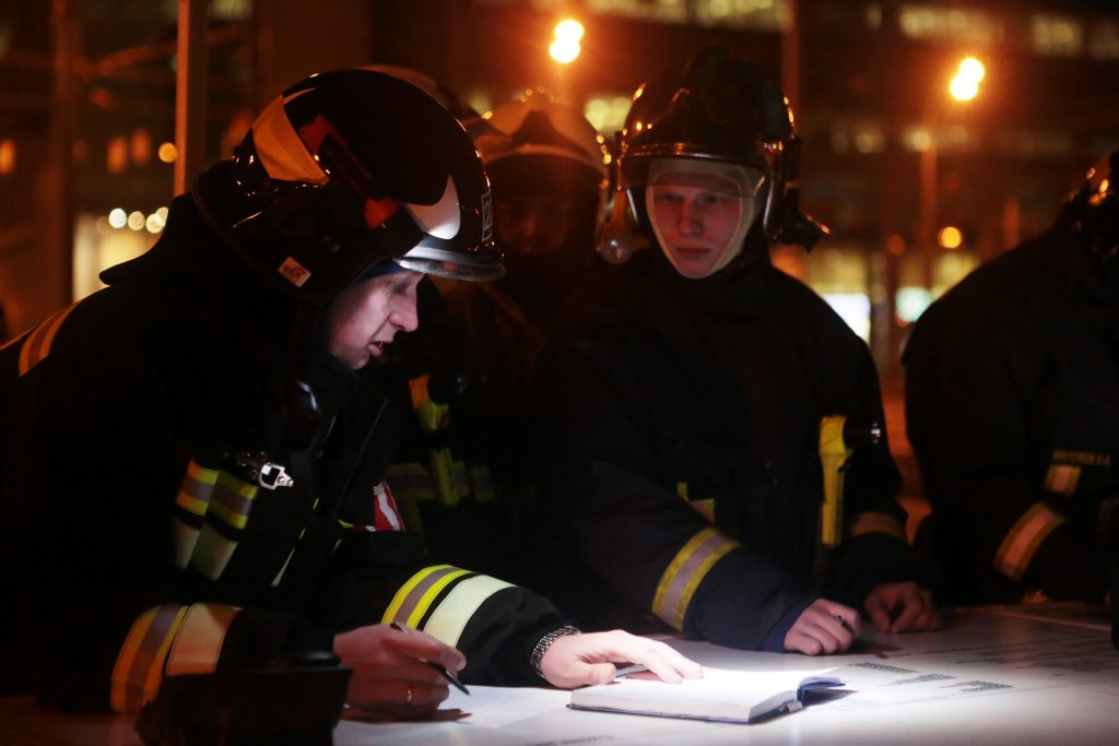 Четверых человек спасли из пожара на западе Москвы