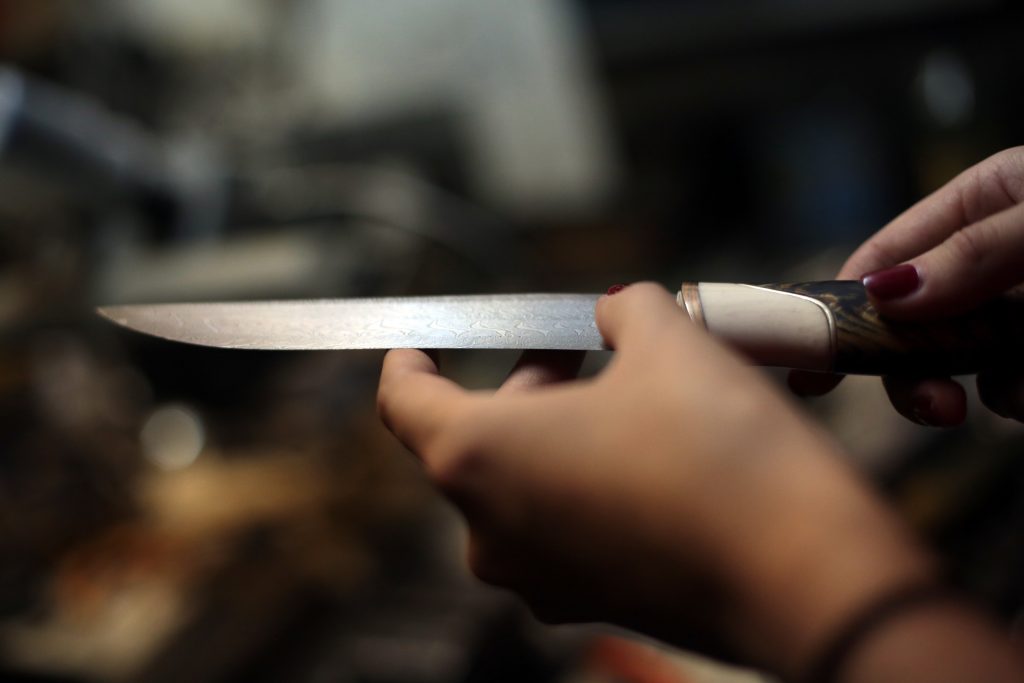 Полиция ищет грабителя, ударившего 90-летнюю москвичку ножом