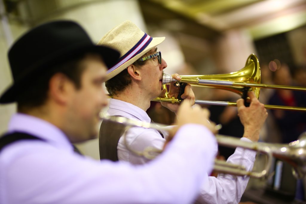 Международный день джаза отпраздновали музыканты в метро Москвы
