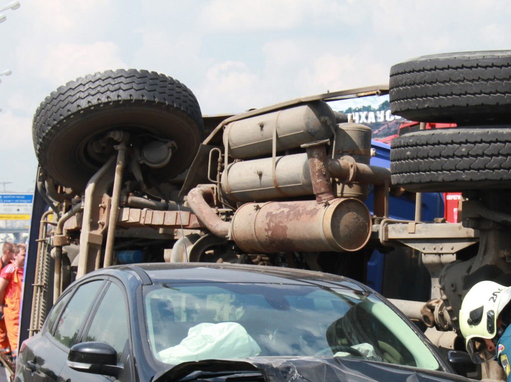 Выясняются причины ДТП с перевернутым грузовиком на западе Москвы