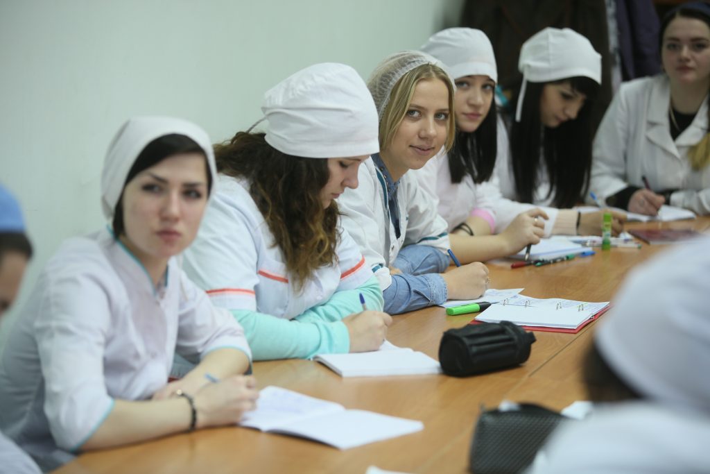 Доплаты за работу с пожилыми людьми вводятся для врачей Москвы