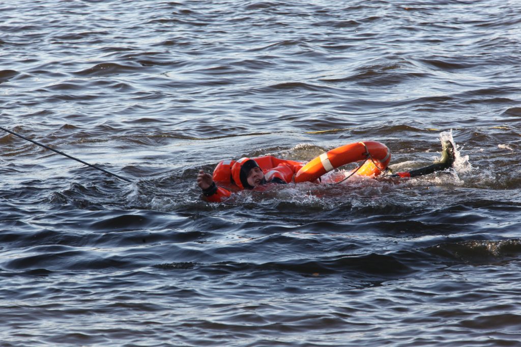 Спасатели вытащили из Москвы-реки тонувшего мужчину