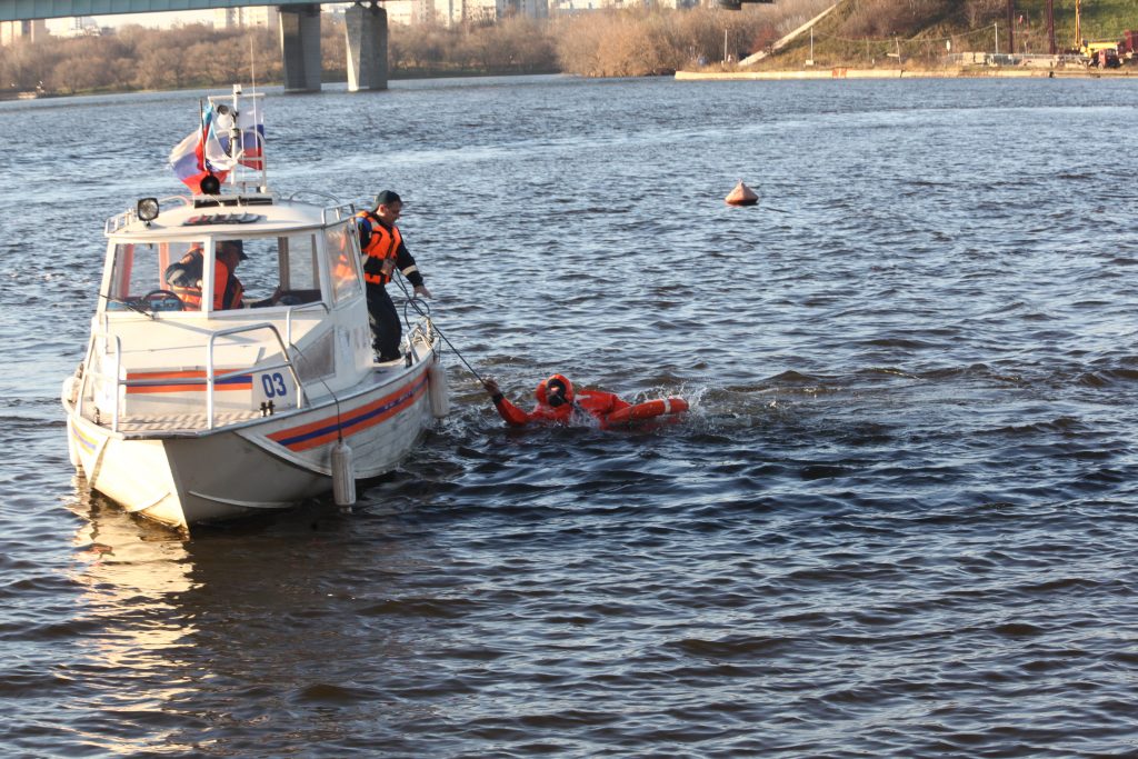Двух человек вытащили со льдины на северо-западе Москвы