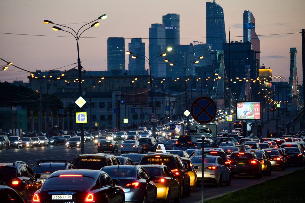 ЦОДД советует ехать в центр Москвы на автобусах из-за непогоды