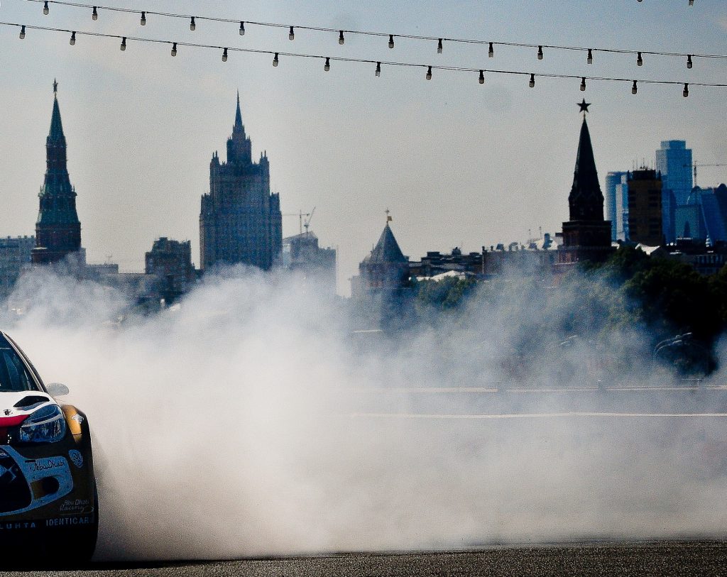 Mercedes неизвестной «мажорки» пролетел по Москве на скорости 320 километров в час