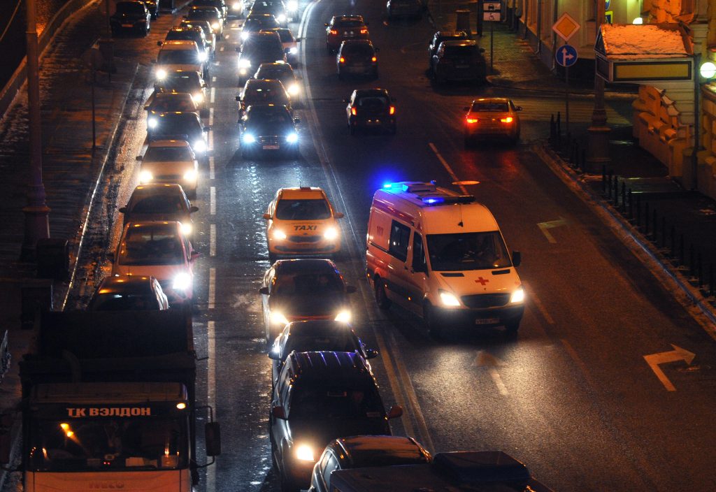 Пробки растут на выездах из Москвы перед праздниками