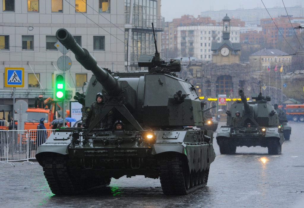 Репетиция парада Победы отгремела в Москве под дождем