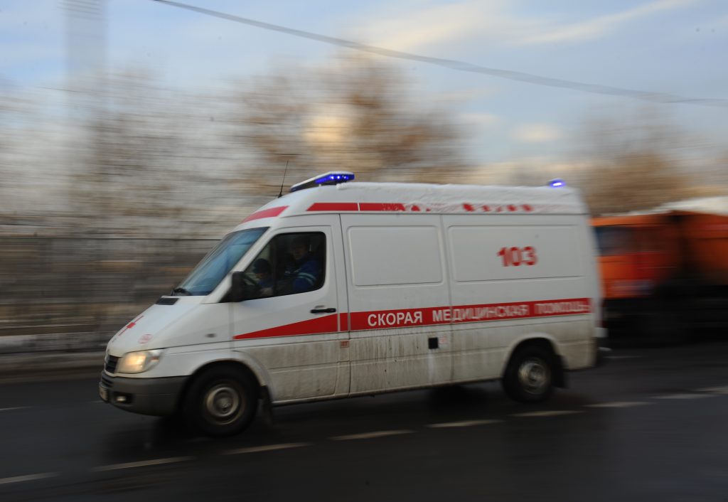 Следователи Москвы проверяют видео, на котором иномарка не пропускает «Скорую помощь»